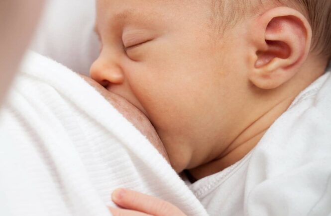 bebe-toma-suficiente-leche-materna
