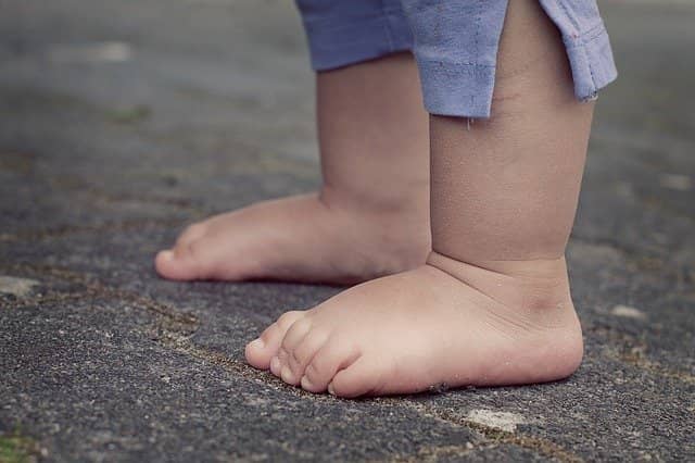 Zapatos para bebés: ¿Cuál es el más adecuado según su etapa? - Entre Tartas y Pañales - Blog bebés y puericultura